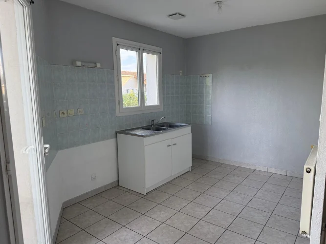 Single-Story Four-Room Villa with Garage and Adjacent Land in Aubenas photo 5