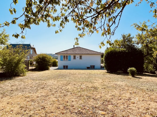 Sold Fully Furnished ! Charming Detached House with a Basem photo 5