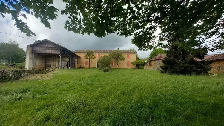 Characterful Dwelling with Panoramic View of the Pyrenees + Adaptable Outbuilding photo 3