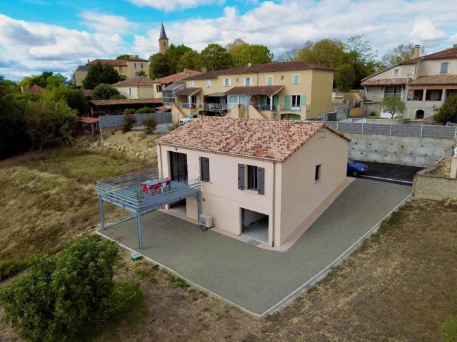Set in a Quiet and Sought-after Location in Roquelaure, this 99 m² House Offers a Pleasant Living photo 2