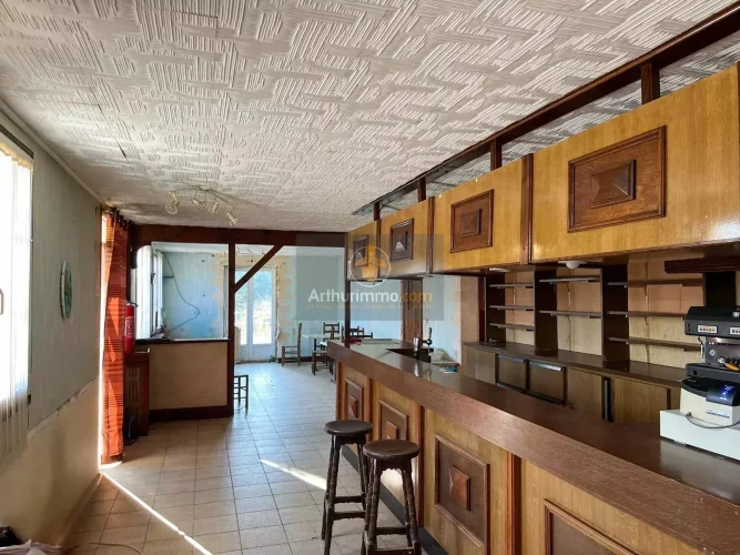 Former Hotel-Restaurant in Need of Renovation photo 3