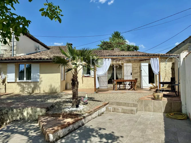 Duras – Charming House with a Garden, Within Walking Distance of the Village