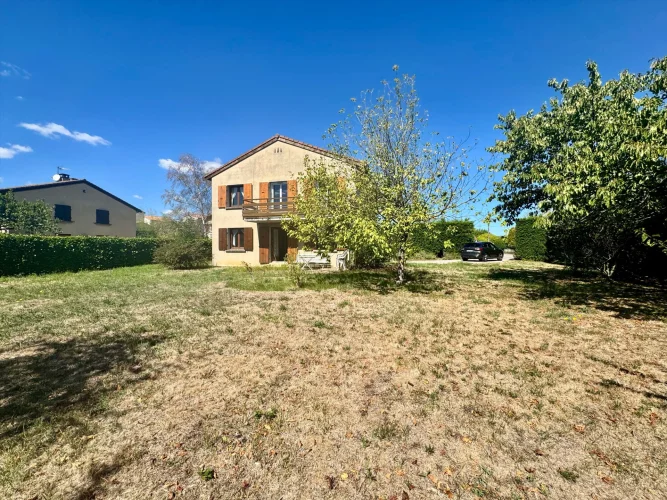 House with 5 Rooms, 115 m², on a 939 m² Plot
