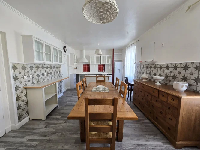 Beautifully Renovated 4-Bedroom Home with South-Facing Garden and Vineyard Views photo 3
