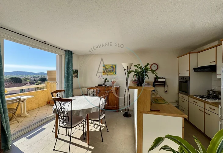 Cogolin - 3 Room Apartment with Parking and Terrace