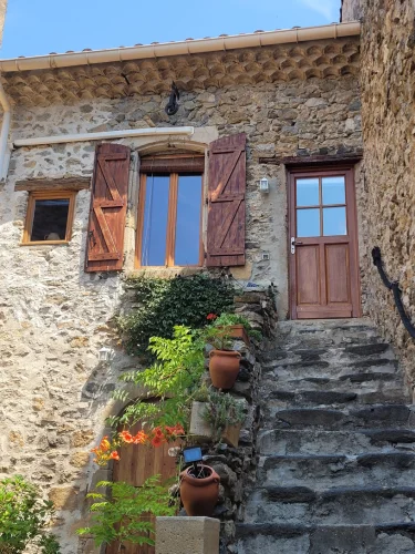 A Charming Stone House with 90 M2 of Living Space, Vaulted Cellars and a Large Courtyard. photo 4