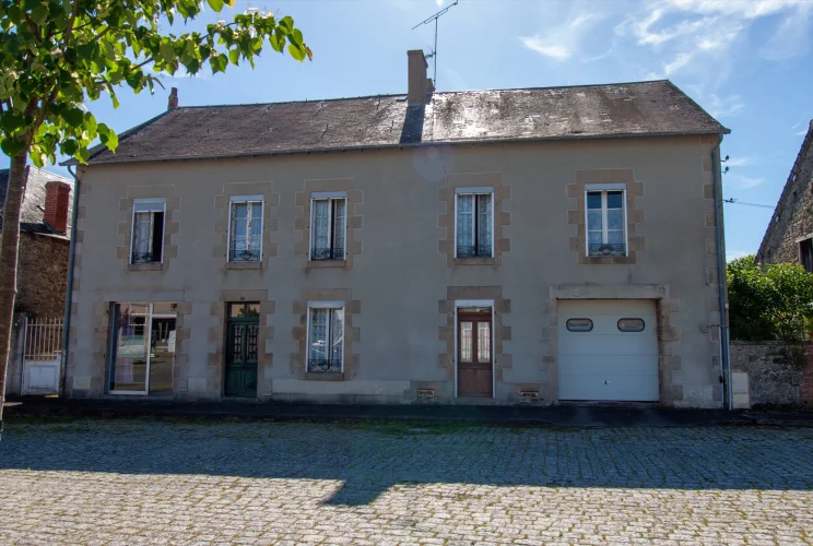 Large House to Renovate Strong Commercial or Tourist Potential