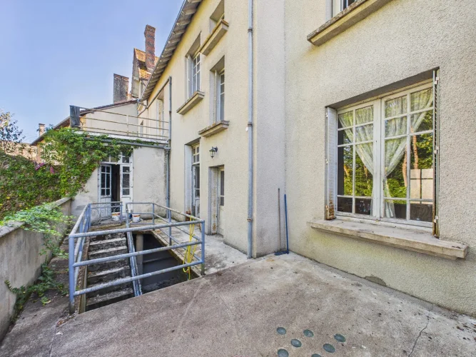 Stunning Character Property with 8 Bedrooms and Commercial Space photo 2