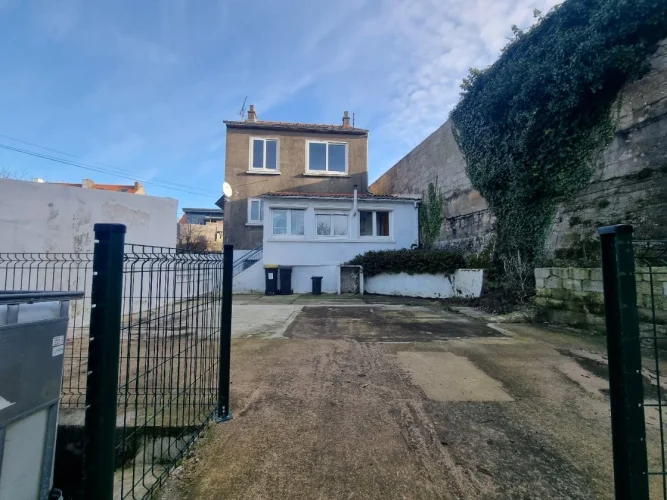 Ref 4001 - Quiet Detached House with Garage and Garden