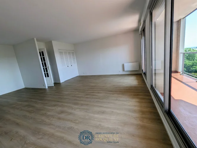 For Sale: Very Large Three-Room Apartment - Panoramic View of Orleans photo 4
