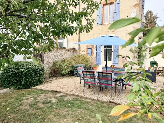 Large Renovated House in the Centre of a Lively Town with Train Station photo 2