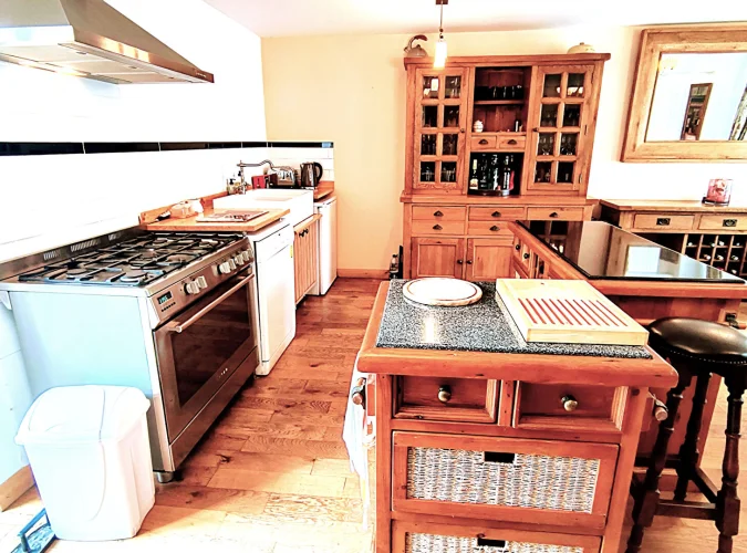 Creuse - Renovated 4 Bedroom House. Great Location! photo 5