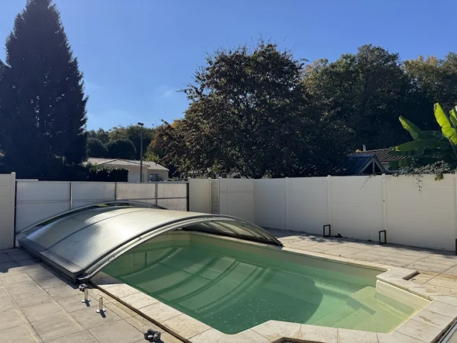 Lovely bungalow with covered pool photo 2