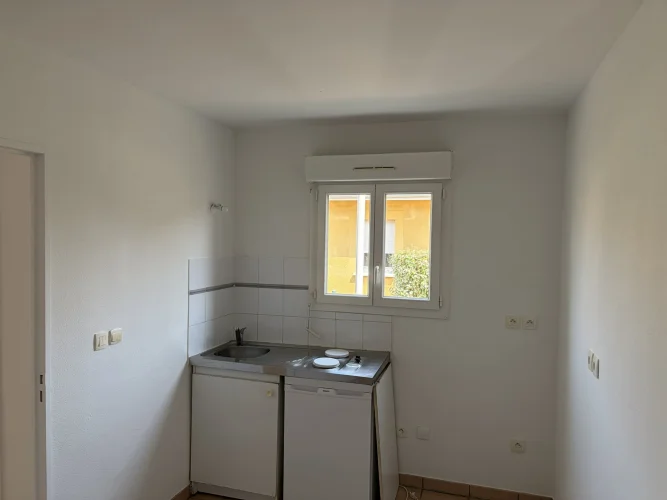 House T3 with Private Garden for Sale in Etauliers - Free of Occupants! photo 4
