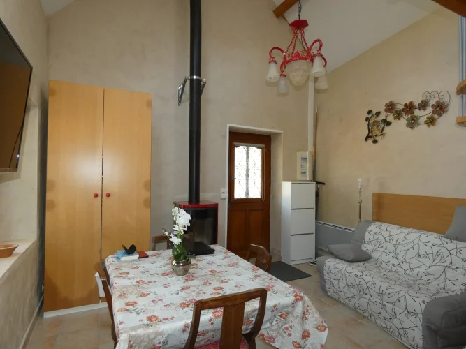 Fully Renovated Stone Cottage with Attached Garden and Detached Woodland. photo 3