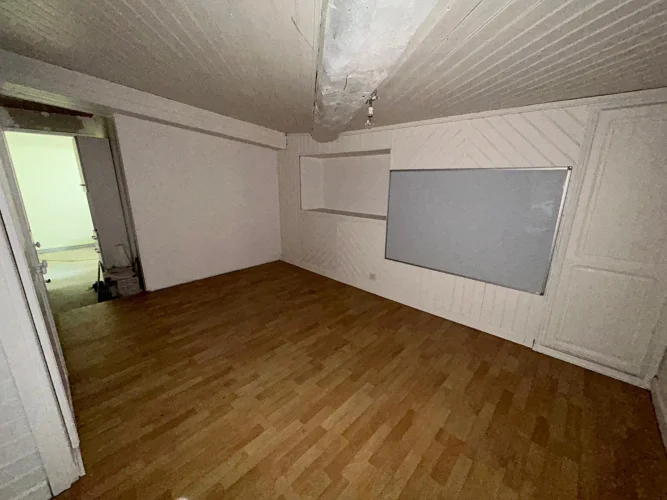House to Renovate with 4 Bedrooms on a Plot of 628 m² photo 5