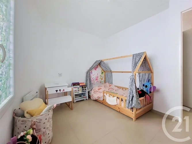 Centre-Ville of Draguignan, 57 m² T3 with Balcony, Underground Parking and all Amenities Within Walking Distance photo 5