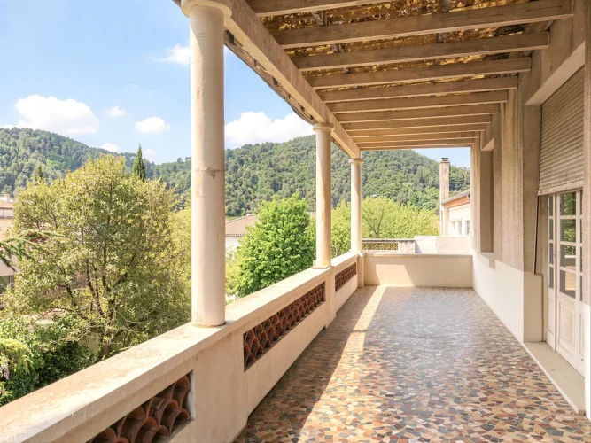 Building / Townhouse with Workshops, Garages, Offices and Large Apartment with Terrace – Near the Ce photo 3