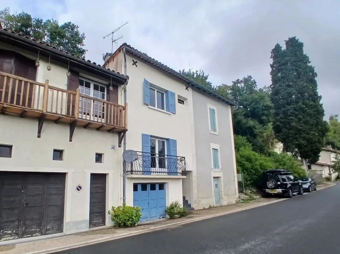 2 Bedroom Property in a Sought after Location.