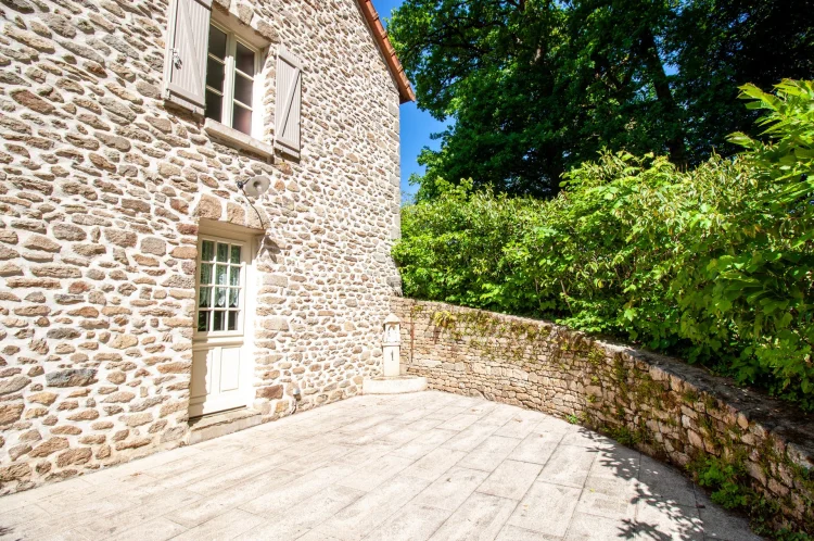 Superb Renovated Stone House with Barn and Land just a Stone's Throw from Guéret and Courtille photo 4