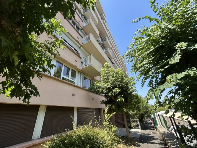 4-Room Apartment in Purpan District with Elevator