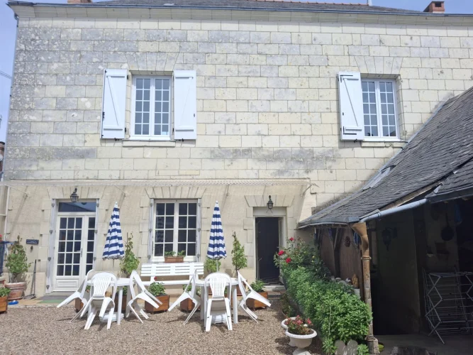 Fully Furnished 137 m² Townhouse Ideally Located in the Heart of Allonnes, between Bourgueil and Saumur, Pro