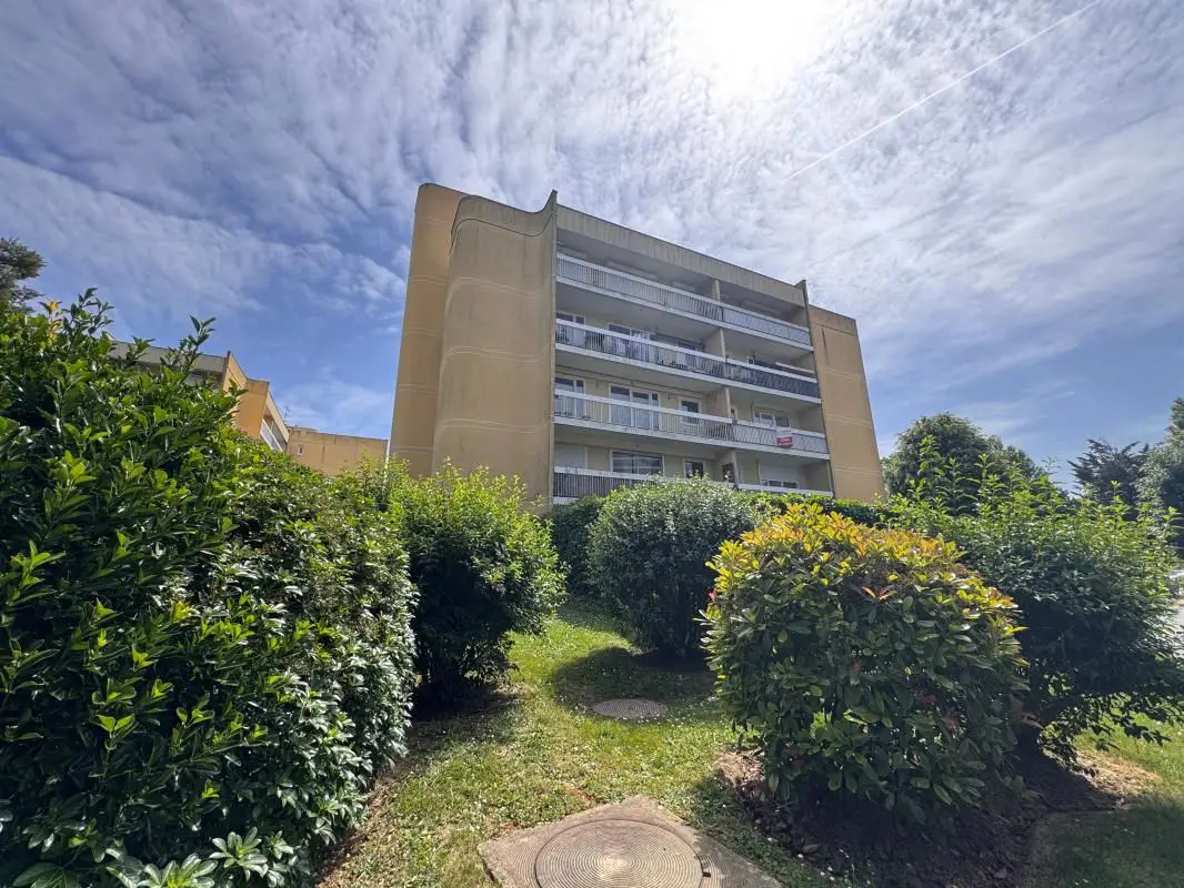 Apartment for sale in Elancourt — 3 bedrooms, 100 m²