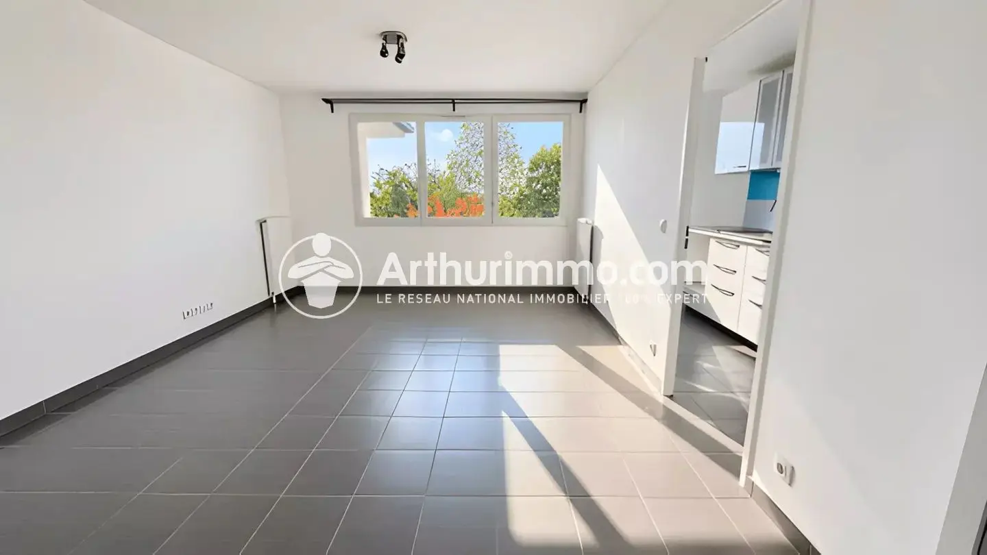Apartment for sale in Saint-Pierre-du-Perray — 2 bedrooms, 60 m² photo 3