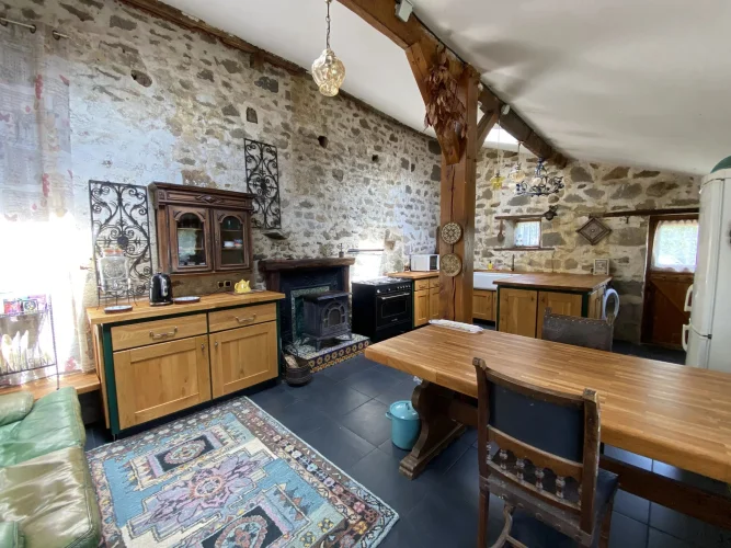Beautifully Renovated Barn with Character and Exceptional Living Space photo 3