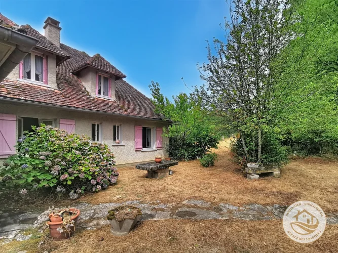 A Charming House with 1.89 ha of Meadowland, Outbuildings and Unobstructed Views of the Forest photo 4