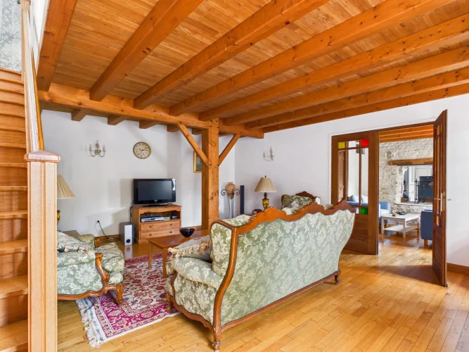 Pretty 4-Bedroom Home Full of Character photo 5
