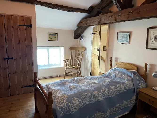 Traditional Cottage in the Heart of the Countryside with Barn and Land photo 4