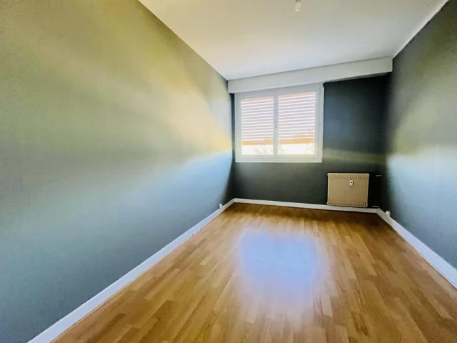 Beautiful 3-Bedroom Flat with Garage in Excellent Condition photo 5
