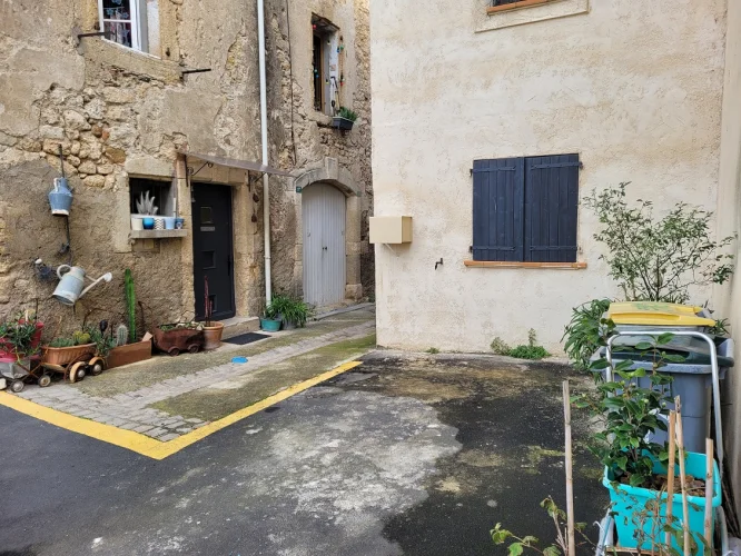 Charming Character House with 110 M2 of Living Space in the Heart of the Village. photo 2