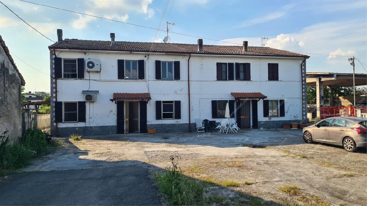 Property in Mezzana Bigli
