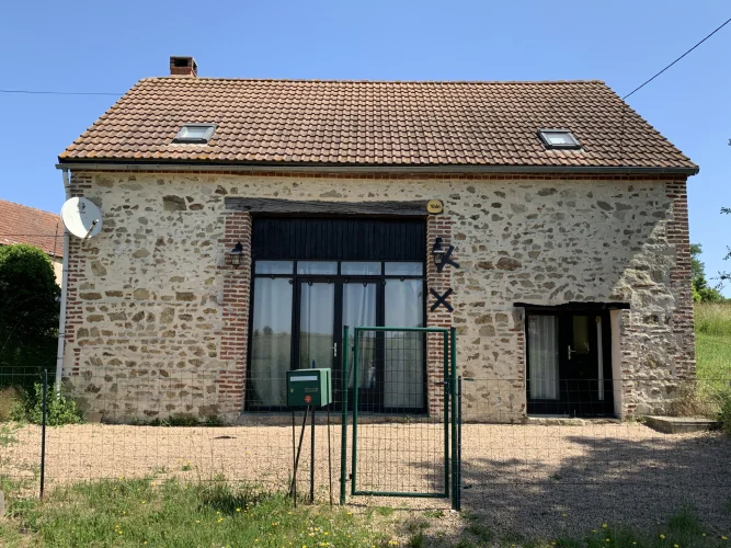 Auv 1182: Beautiful Complex: Habitable House, 2 Barns, Land photo 3
