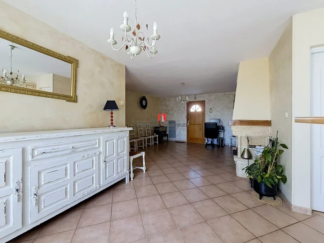 3-Bedroom House with Garden and Garage photo 3