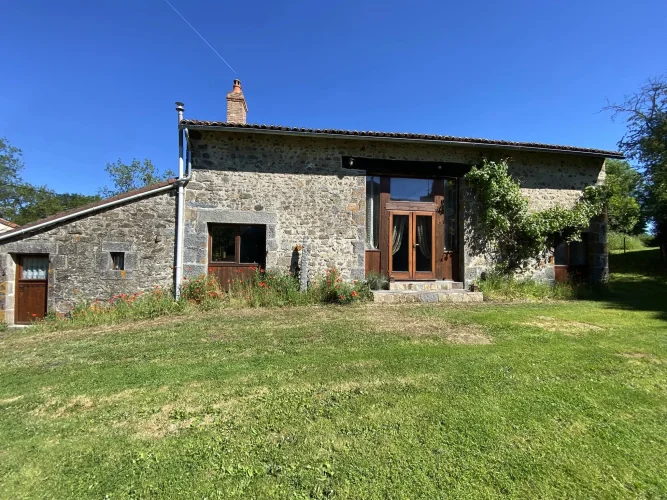 Beautifully Renovated Barn with Character and Exceptional Living Space