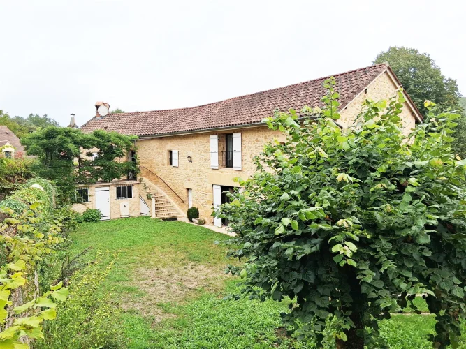 Character House, Outbuildings and Garden of 621m² in Total photo 3