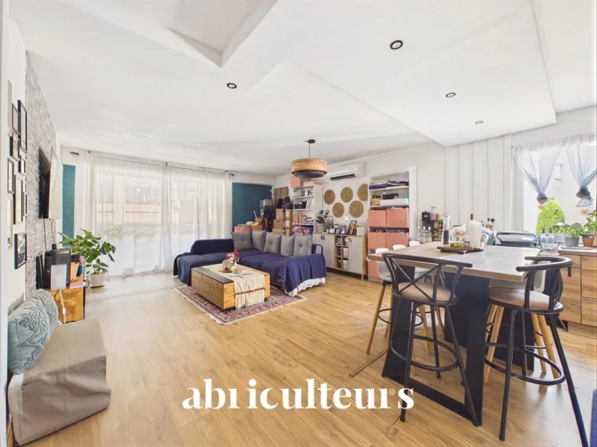 Apartment T3 with Balcony for Sale in the City Center of Salon-De-Provence (13300) photo 2