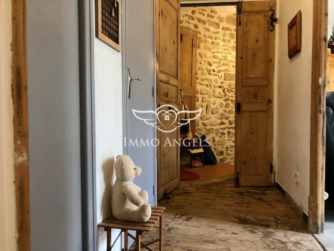 Village House 130 m² to Modernize, 3 Levels with Terrace photo 3