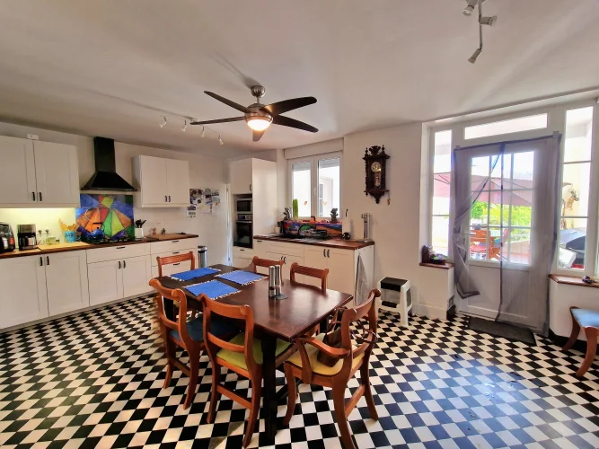 Substantial 4 Bed / 3 Bath Town House with Garden photo 3