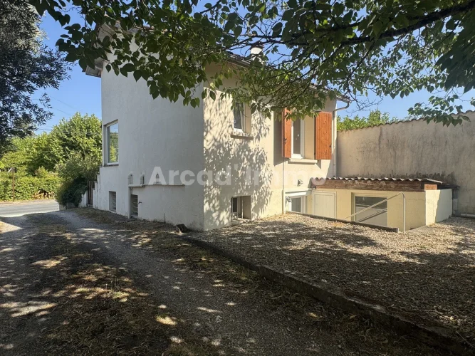 Charming House, Two Bedrooms, a Small Garden and a Garage.