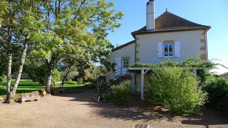 Beautiful Family Home Set in a Tree-Lined Park photo 2