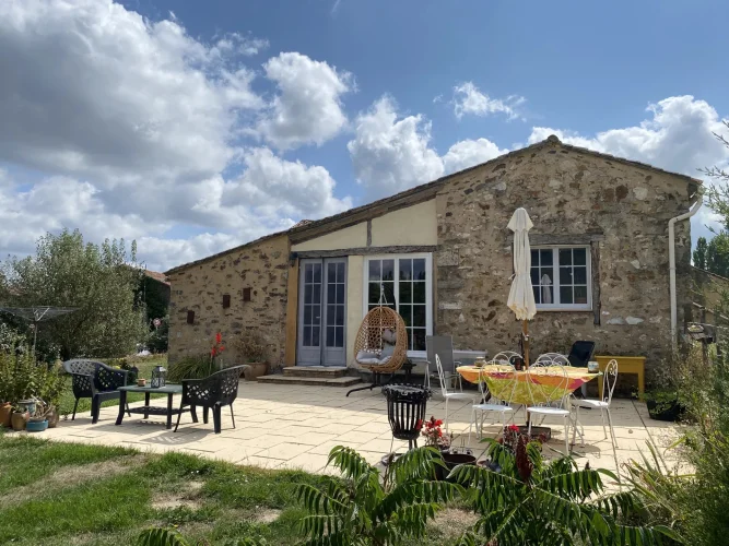 Pretty House on One Level with 3 Bedrooms, a Barn and a Garden