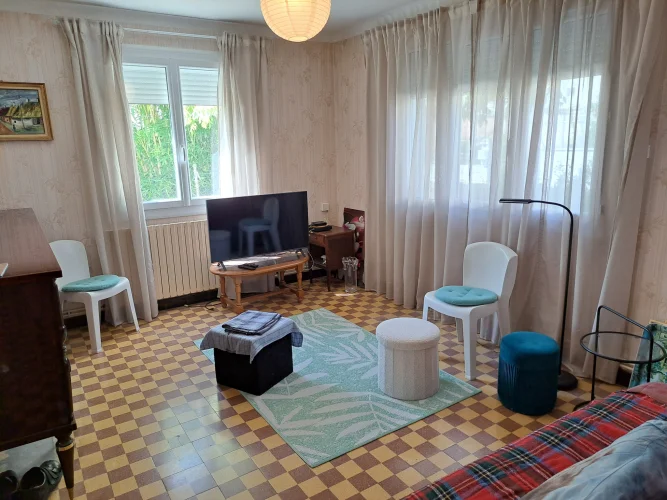 Very Bright House on a Fenced Plot of 304m² with a Garage. photo 3