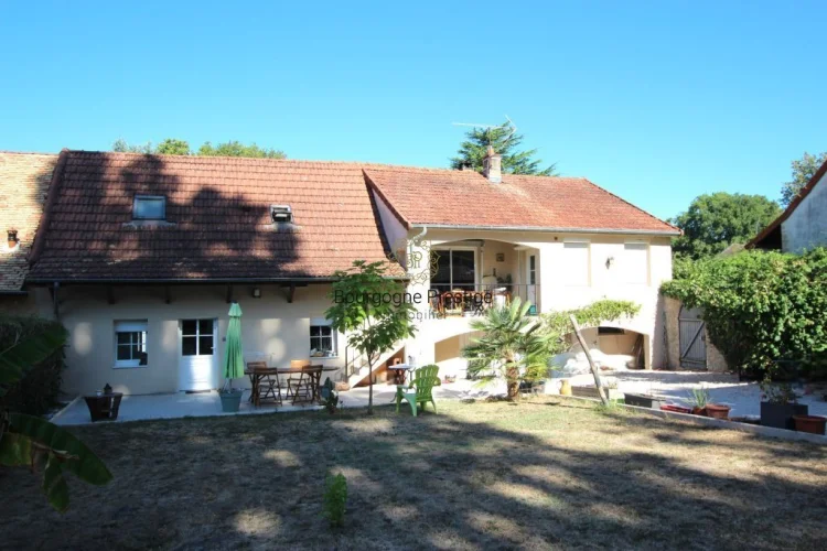 In Exclusive – Charming Village House with Terrace and Garden, 15 Minutes from Tournus