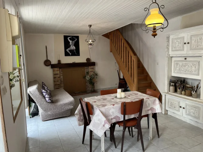 A Quirky Hamlet Property Close to Shops and Amenities photo 4