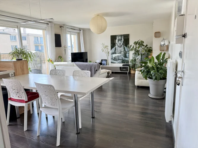 Lyon 8 Border, 4-Room Apartment, Top Floor with Terrace and Secure Parking photo 4