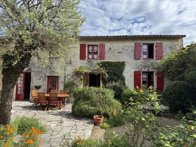 Charming Country Cottage with Courtyard and Annexe
